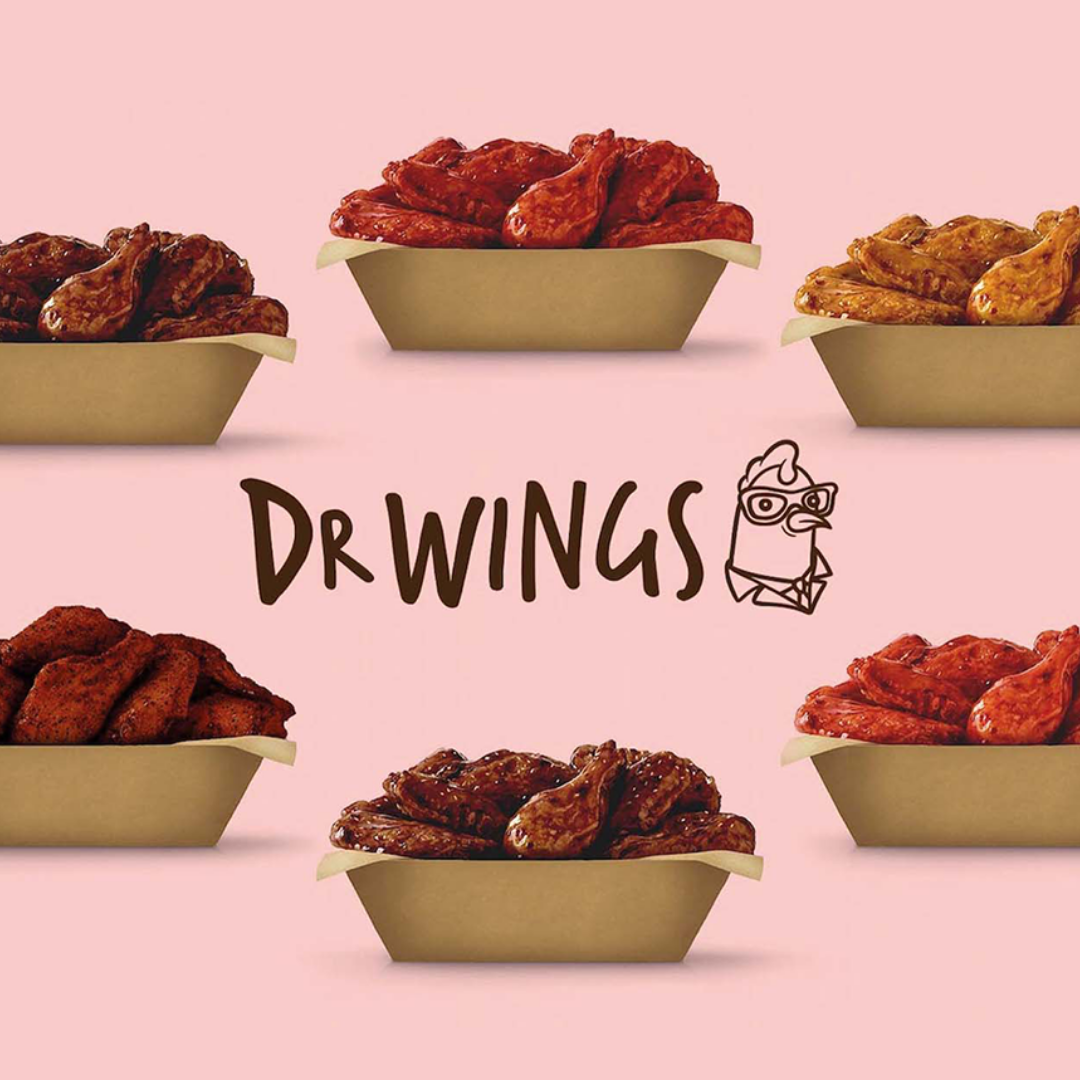 Bienvenue dans l'univers déjanté de Dr Wings, où les ailes de poulet frit atteignent des sommets d'audace !